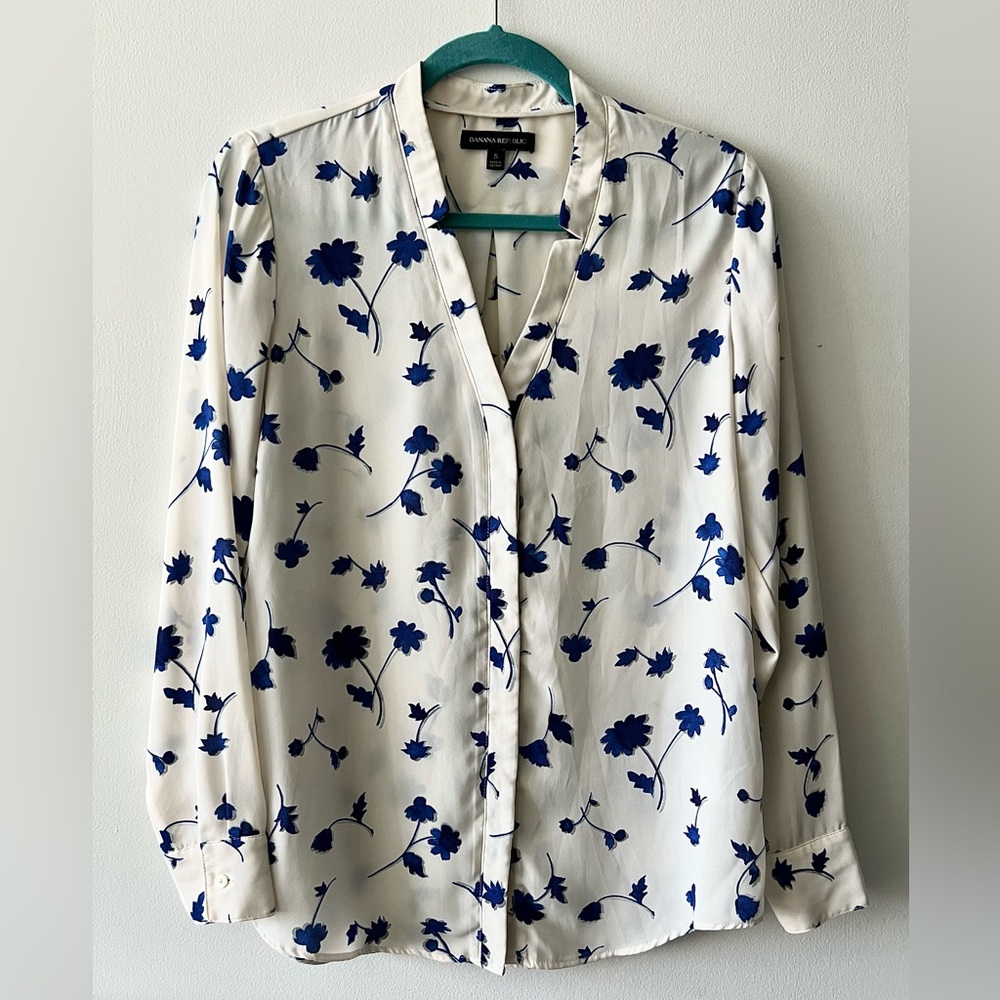 Beautiful Banana Republic Blue and White Floral Print Blouse - Picture 4 of 8